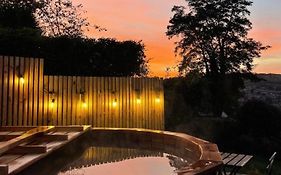 Secluded Lodge With Spectacular Views And Hot Tub!